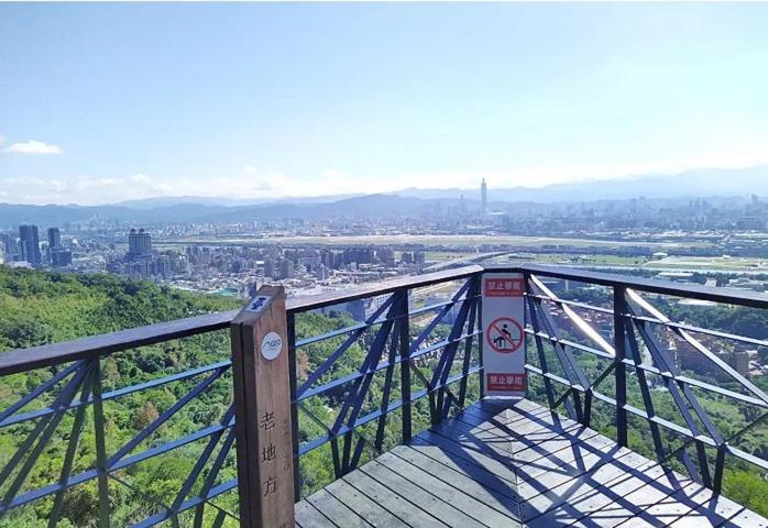 The Grand Hotel Taipéi Exterior foto View from the top of Mount Hinode