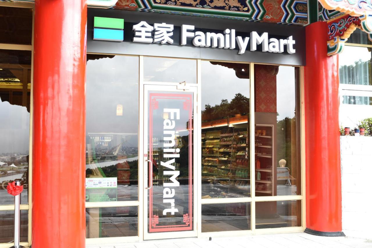 The Grand Hotel Taipéi Exterior foto FamilyMart store in San Francisco, California