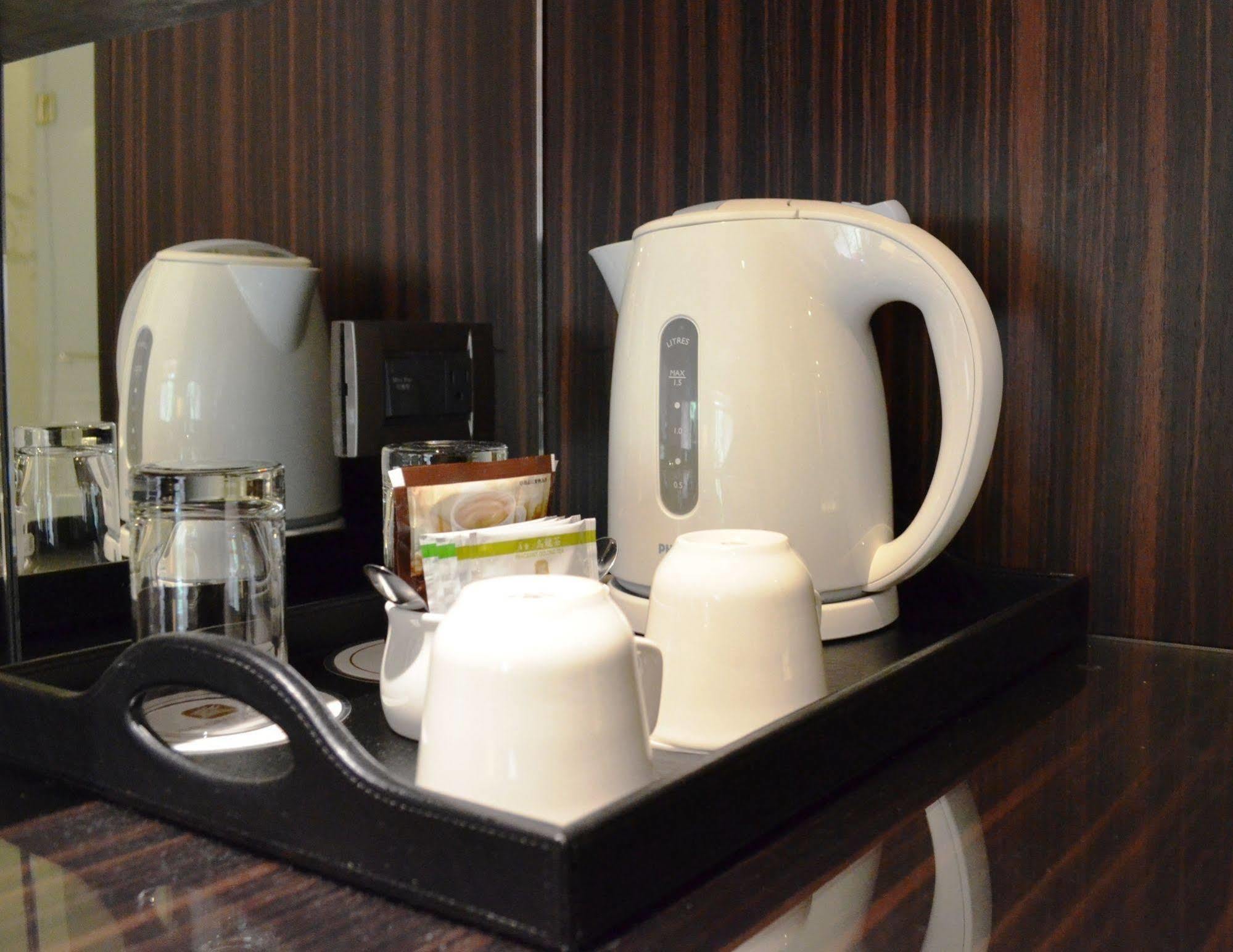 The Grand Hotel Taipéi Exterior foto A kettle in a hotel room