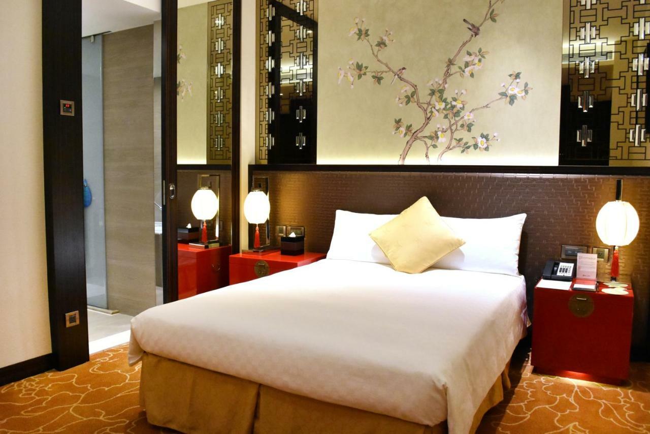 The Grand Hotel Taipéi Exterior foto A room at the Mandarin Oriental, Hong Kong