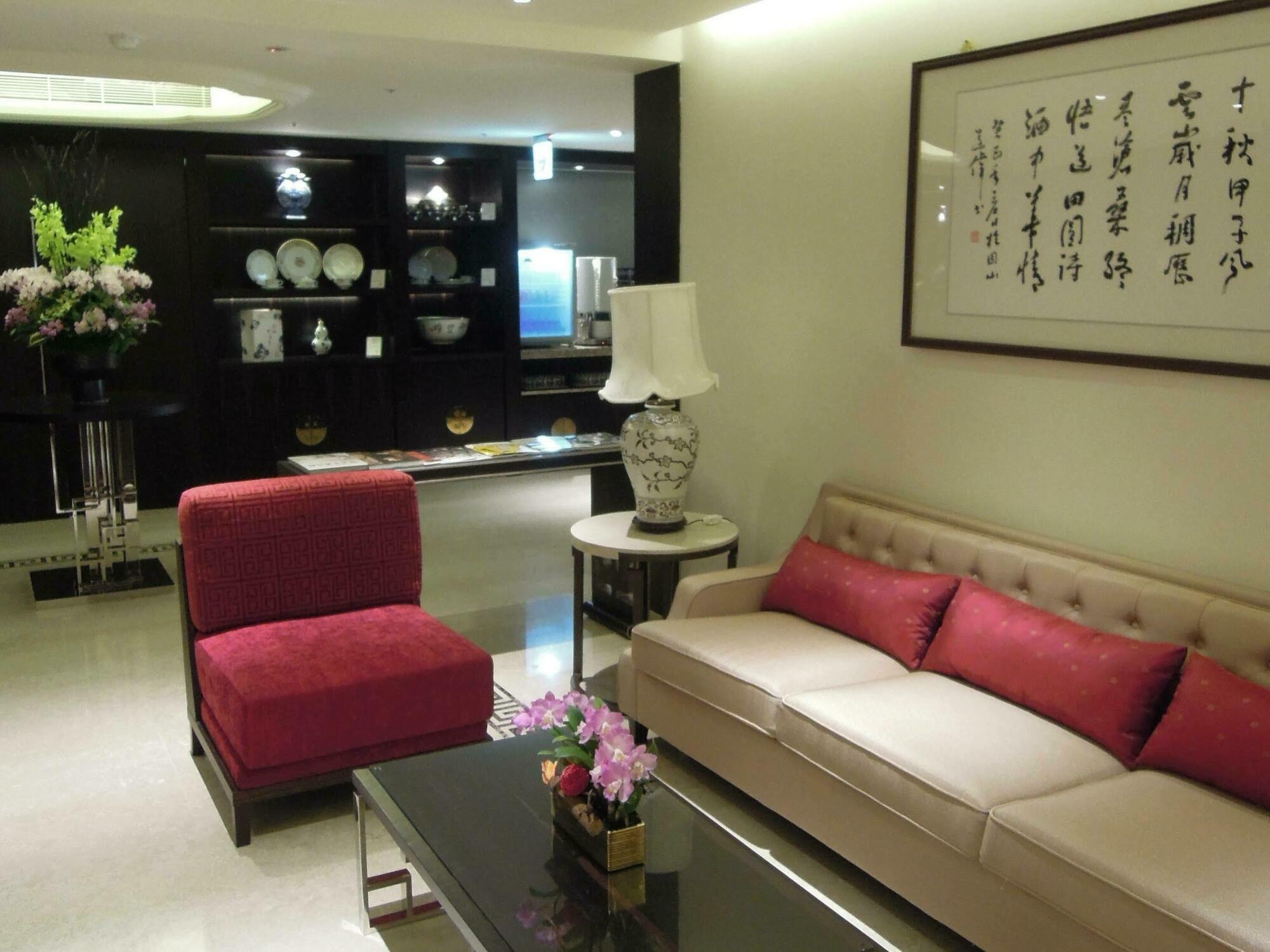 The Grand Hotel Taipéi Exterior foto The interior of a suite at the Mandarin Oriental, Singapore