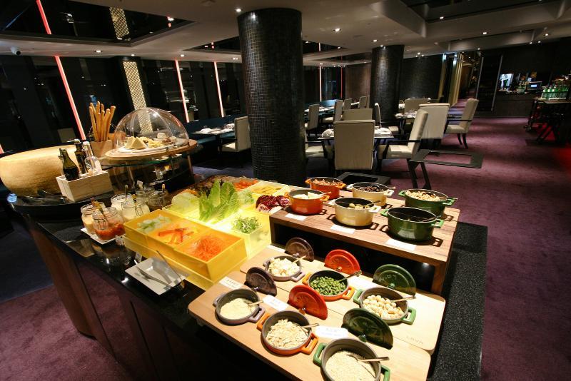 The Grand Hotel Taipéi Exterior foto A salad bar